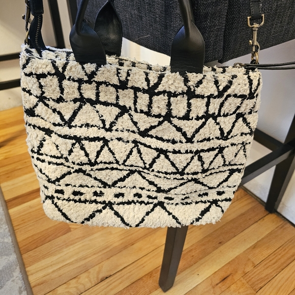 Universal thread matching crossbody. Again and makeup bag. Used good shape - Picture 3 of 5